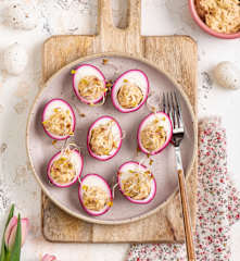 Różowe jajka faszerowane pastą z szynki