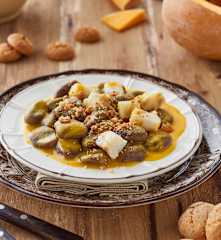 Gnocchi neri con crema di zucca, amaretti e baccalà
