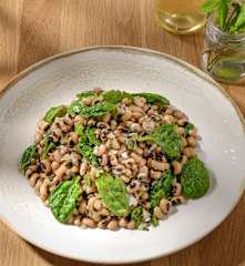 Σαλάτα με μαυρομάτικα, σπανάκι και δυόσμο