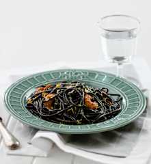 Esparguete preto com camarão agridoce