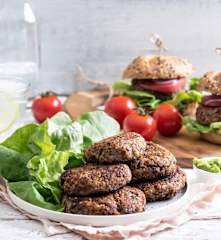 Burgery z komosy ryżowej i czarnej fasoli