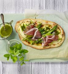 Spargelflammkuchen mit Zitronenöl