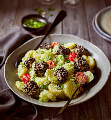 Kartoffelsalat mit Lachs und Avocado