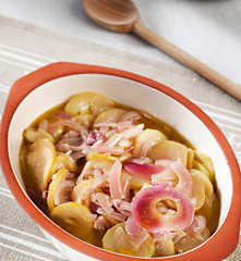 Guarnición agridulce de cebolla roja y calabacín