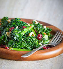 Kale, Bimi y arándanos con almendras