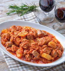 Spezzatino di maiale e salsiccia