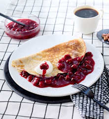 Nusspfannkuchen mit Kirschkompott