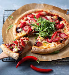 Pizza con mermelada picante de fresas, jamón y rúcula