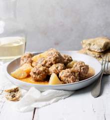 Pulpety z ziemniakami w migdałowym sosie