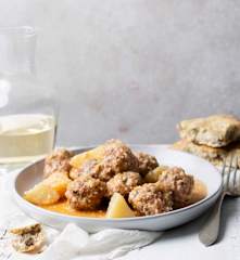 Faschierte Bällchen mit Erdäpfeln in Mandelsauce