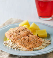 Salmón en salsa cremosa de champiñones con papas