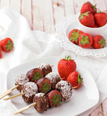 Spiedini di tartufini di cioccolato e fragole