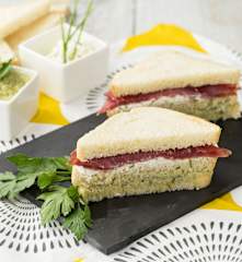 Tramezzino con patè di carciofini, crema di ricotta e bresaola