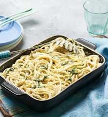 Espaguetis con salsa de queso y espinacas