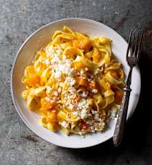 Pâtes crémeuses à la courge, scamorza et pecorino