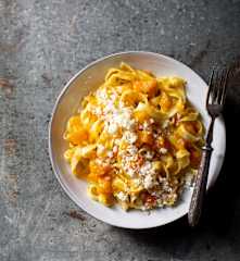 Cremiger Nudel-One-Pot mit Kürbis