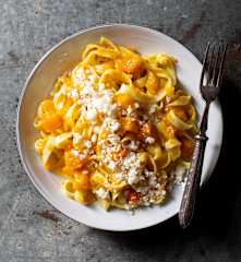 Mì Ý Sốt Kem Bí Ngô và Phô Mai