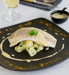 Λαβράκι με σάλτσα beurre blanc-πράσου και πατάτες