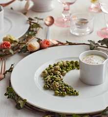 Cocottine di uova con fave e piselli