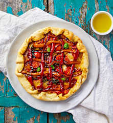 Crostata salata ai peperoni con mozzarella e basilico