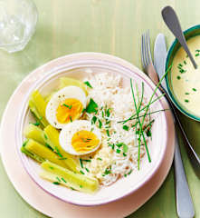 Poireaux au curry, riz semi-complet et œufs mollets