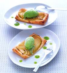 Glace au persil, tarte fine aux pommes vertes et coulis de persil