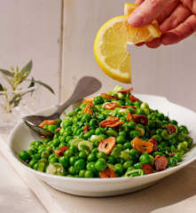 Erbsen und Frühlingszwiebeln in Olivenöl