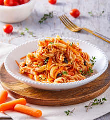 Pasta con pollo y verduras al vapor