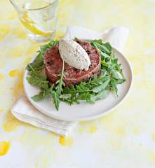 Steak tartare con helado de mostaza a la antigua