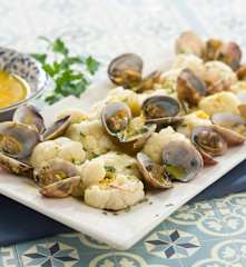 Coliflor con almejas al azafrán
