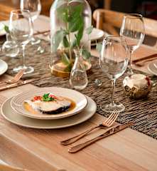 Merluza en salsa de guisantes y pimiento rojo asado