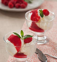 Helado de mascarpone con salsa de frambuesas