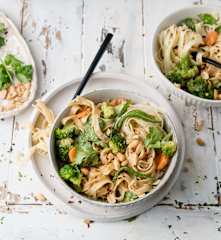 Makaron z warzywami w sosie orzechowym