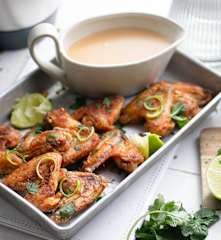 Ailes de poulet, sauce aux cacahuètes et riz basmati