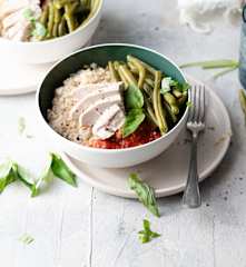 Bol de arroz integral, judías verdes, pollo y salsa de tomate