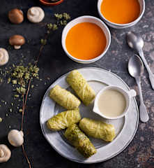 Zupa krem z pomidorów; Gołąbki z kaszą jaglaną i sosem grzybowym