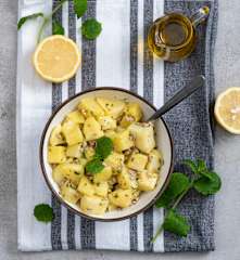 Sałatka z gotowanych ziemniaków z miętowo-cytrynowym sosem