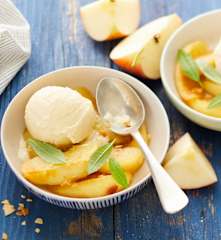 Pommes flambées au cognac et glace vanille au pineau des Charentes