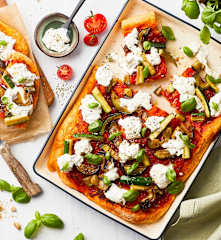 Pizza rossa con burrata, melanzane e zucchine insaporite