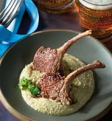 Costolette di agnello con crema di melanzane e menta