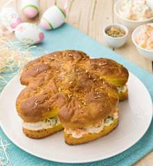 Colomba salata alla curcuma con verdure e gamberi