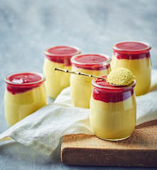 Mousse al cardamomo e zafferano con coulis di lamponi