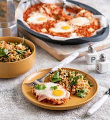 Shakshuka z czerwoną soczewicą i fetą; Sałatka z kaszą bulgur, suszonymi pomidorami, szpinakiem i fetą