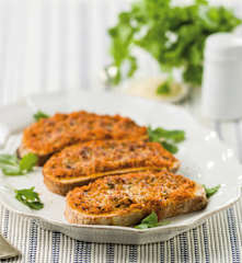 Bruschetta de iogurte e tomate