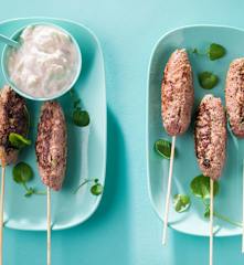 Brochetas de ternera y feta con salsa tzatziki