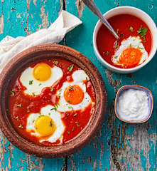 Shakshuka (Crema di pomodori e peperoni con uova)