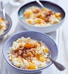 Milch-Couscous mit Zucker und Zimt