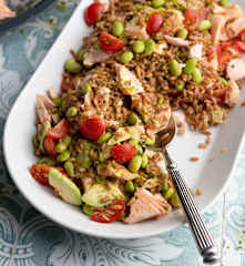 Insalata di farro con salmone e verdure