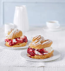 Windbeutel mit Preiselbeersahne