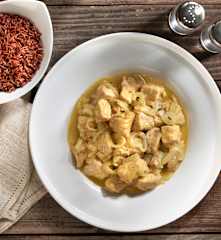 Riso rosso con spezzatino di maiale al curry